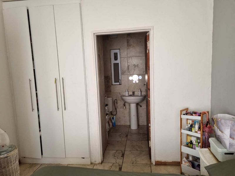 Stylish first floor Apartment in the heart of Amalinda - Photo 9