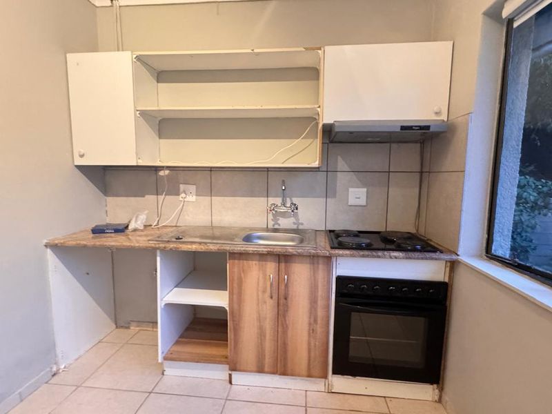 Charming 1-Bedroom Freestanding Cottage in Sought-After Randpark Ridge - Photo 3