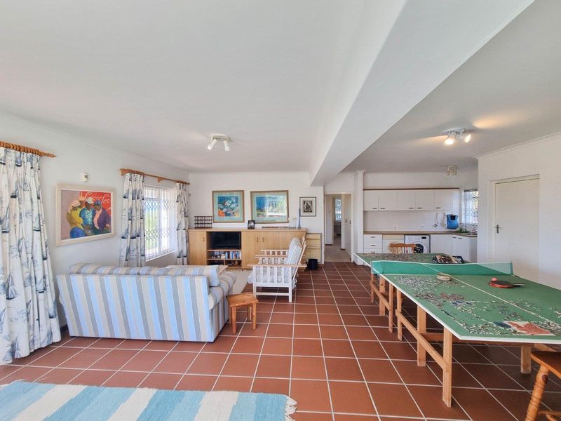 Spacious Oceanfront Family Retreat in Sandbaai - Photo 7