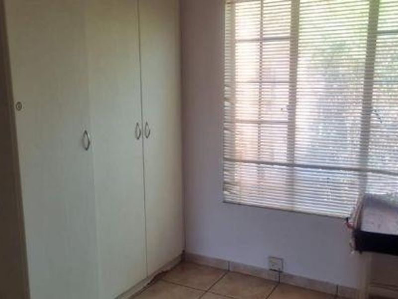 2 Bedroom House For Sale in Kosmosdal - Photo 8