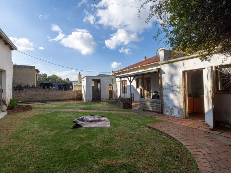 A Classic Kensington Home with Endless Potential - Photo 10