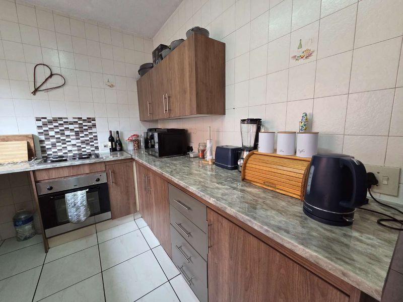 Spacious Duplex Available in Westwood Place - Photo 5