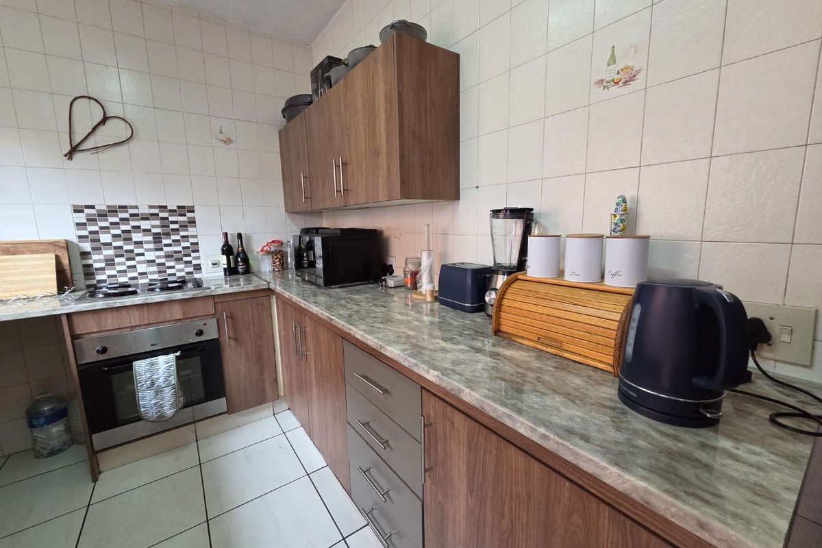 Spacious Duplex Available in Westwood Place - Photo 5
