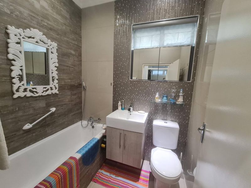 IMMACULATELY  MODERNISED FLAT - Photo 2