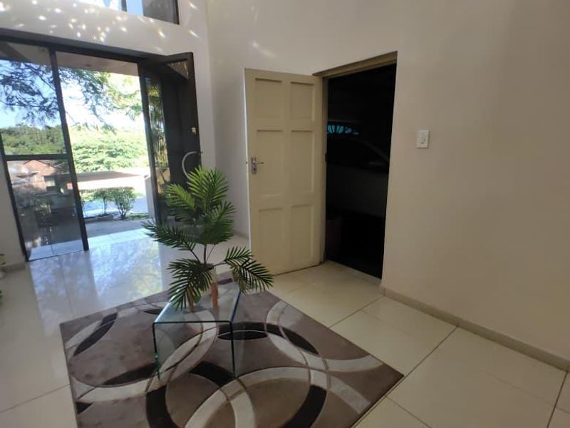 Grand Family Residence with Exceptional Entertainment Spaces in Veld En Vlei - Photo 4
