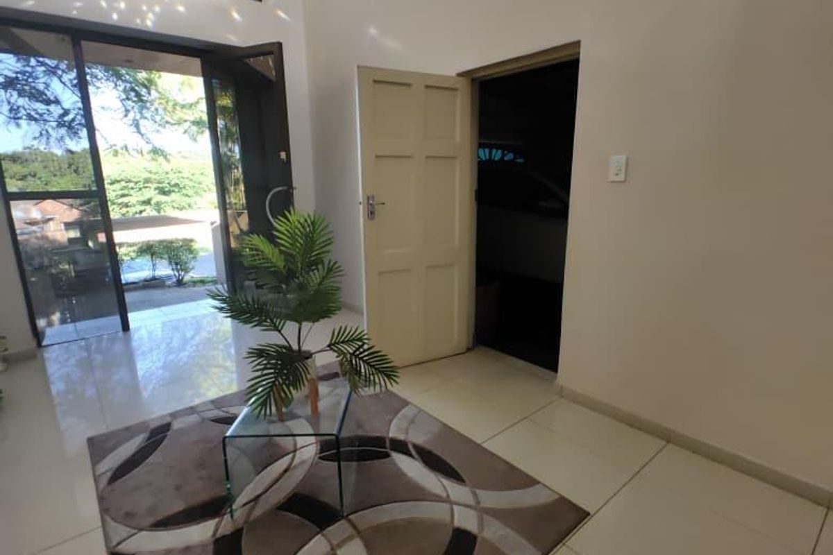 Grand Family Residence with Exceptional Entertainment Spaces in Veld En Vlei - Photo 4