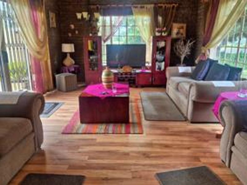 Spacious 3-Bedroom Family Home with Private 2-Bedroom Flatlet - Photo 7
