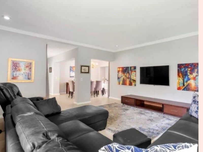 Renovated modern simplex in Exclusive Estate - Move Straight In! - Photo 3