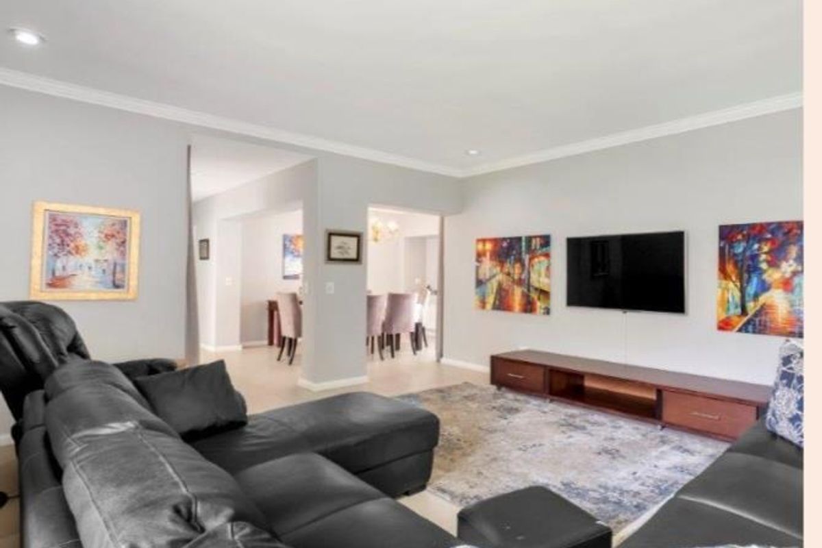 Renovated modern simplex in Exclusive Estate - Move Straight In! - Photo 3