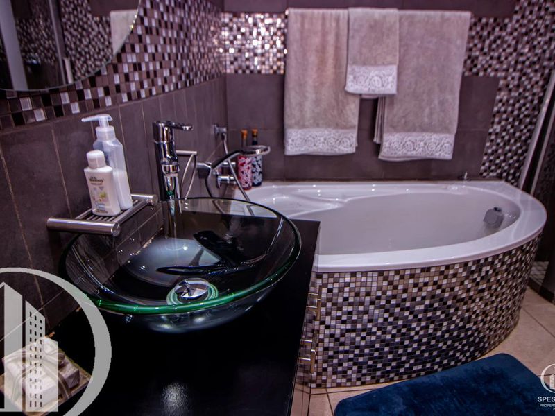 Beautiful House in 5 HA Plot in Brakwater - Photo 8