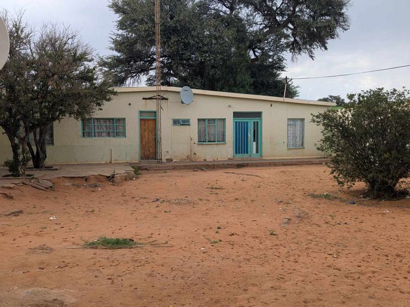 spacious old school house - Photo 2