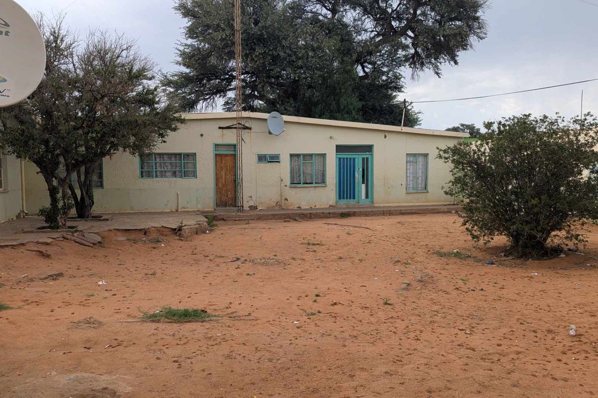 spacious old school house - Photo 2