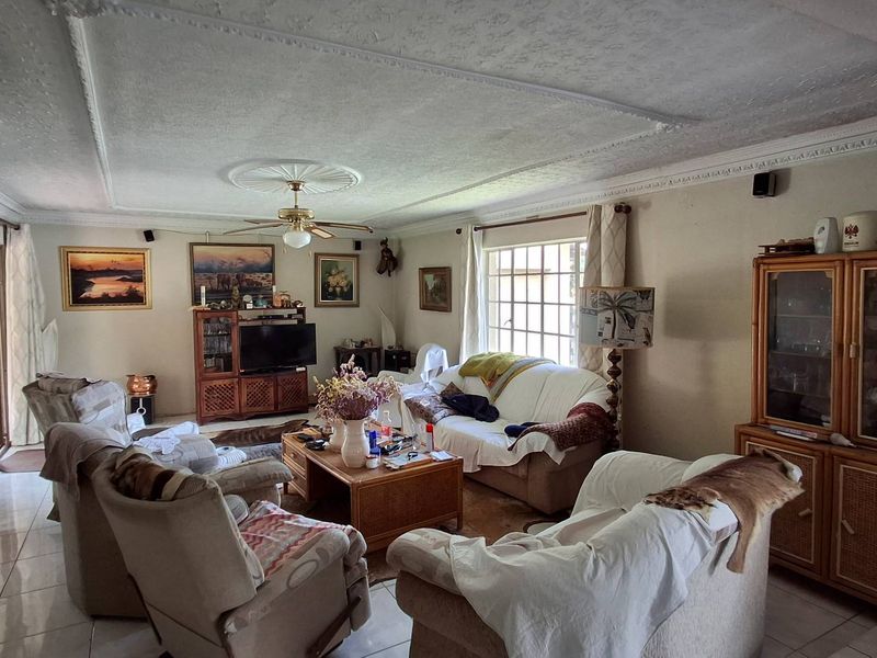 Lovely 3 Bedroom House - Photo 5