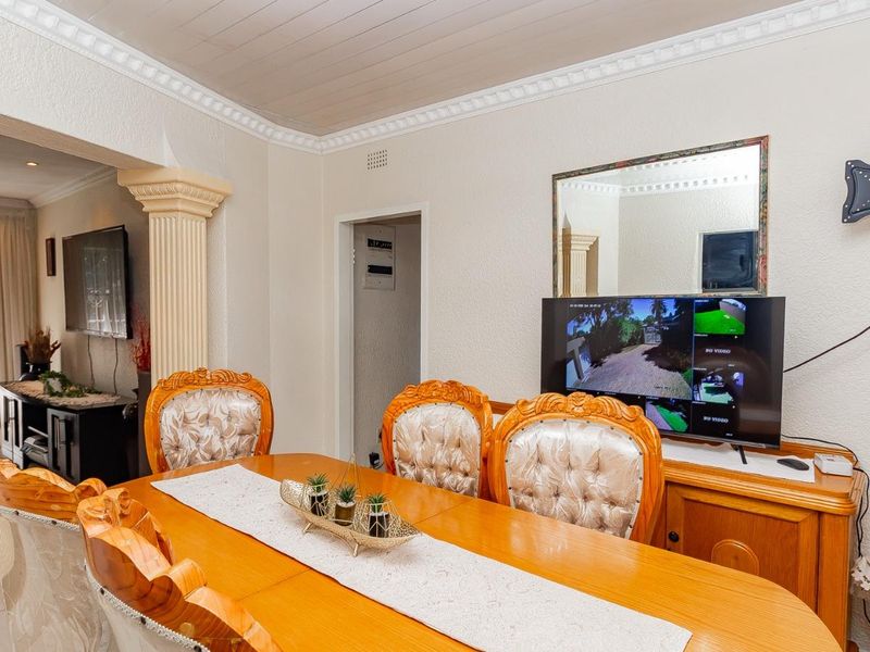 Stylish Family Home - Photo 5