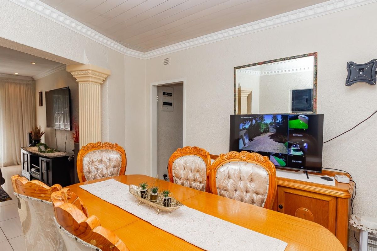 Stylish Family Home - Photo 5