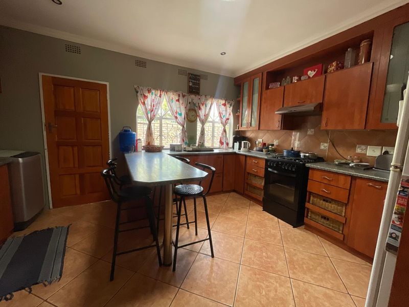 Charming Family Home with Garden Cottage and Jacuzzi - Photo 2