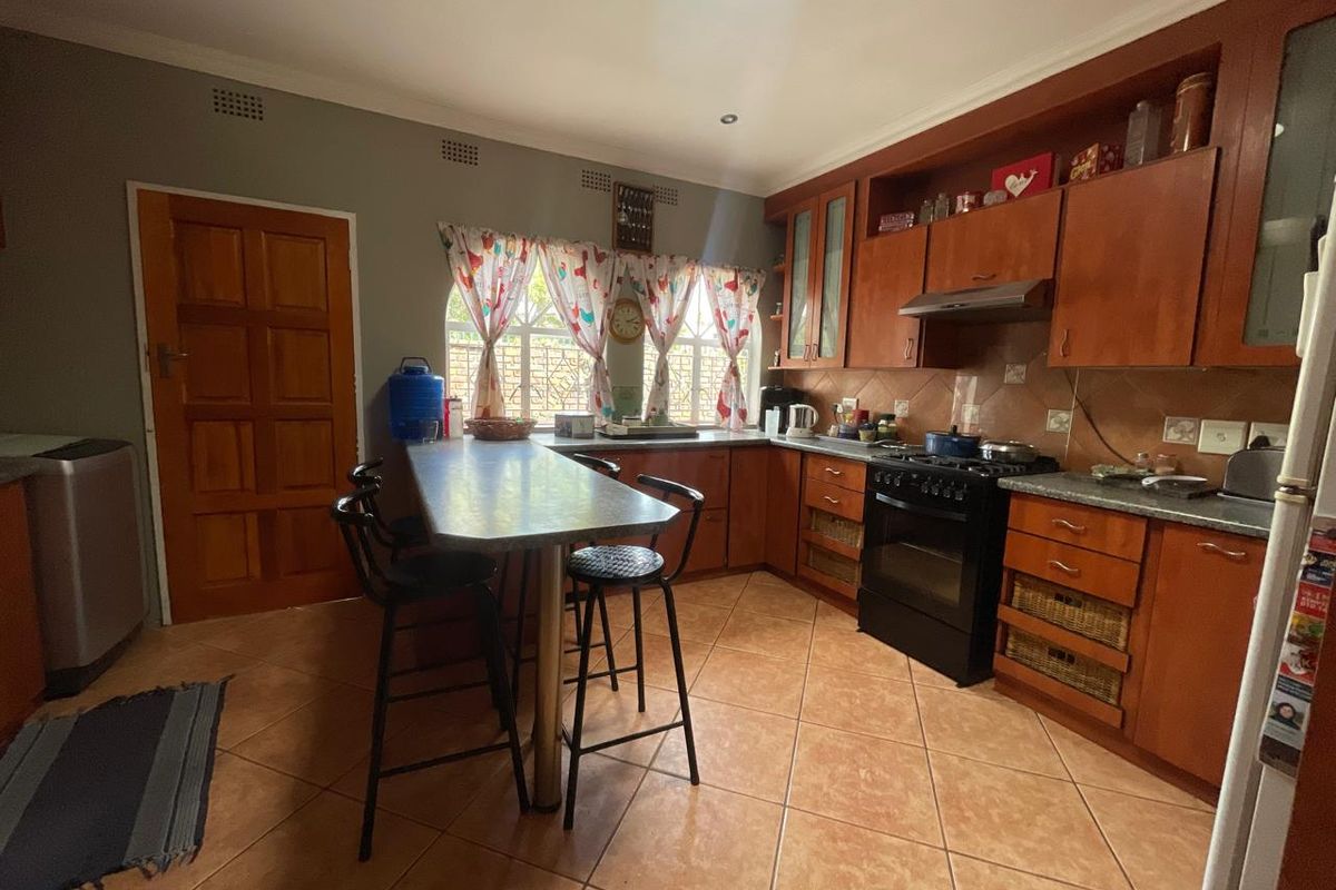 Charming Family Home with Garden Cottage and Jacuzzi - Photo 2