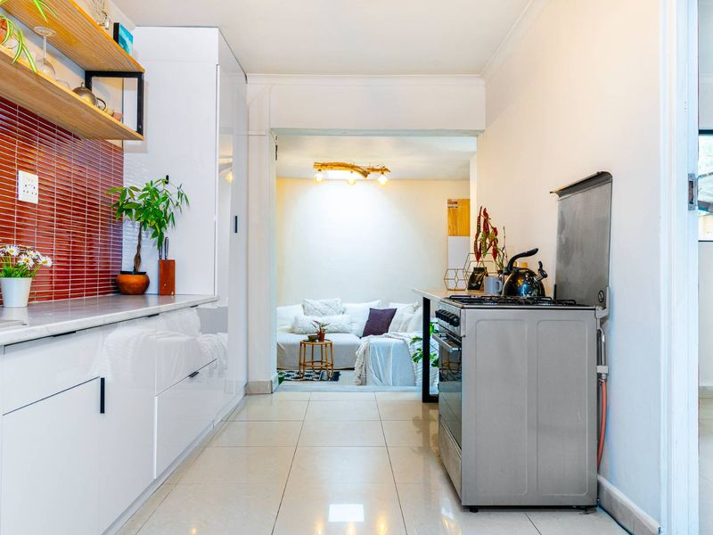 Modern in Mowbray - Photo 6