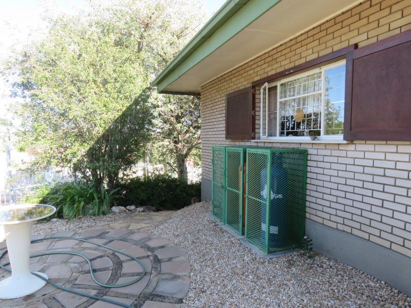 Spacious 4-Bed Home with Pool, Double Garage & Solar Power - Photo 4