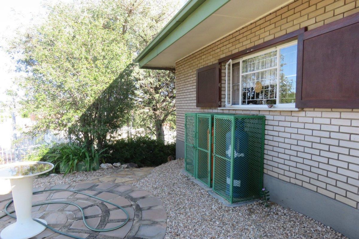 Spacious 4-Bed Home with Pool, Double Garage & Solar Power - Photo 4