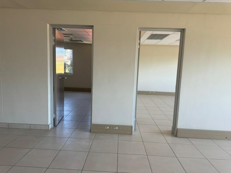 MODERN OFFICES TO LET - SHARED BUILDING - Photo 6