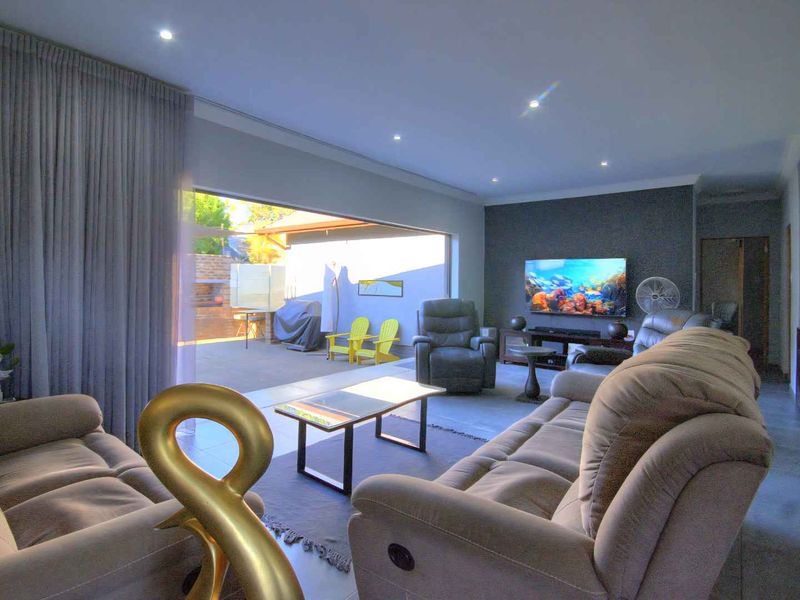 Upmarket living in Prime Brackenhurst- Can be split into 2 dwellings - Photo 2