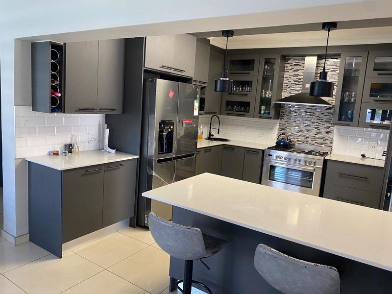 Unparalleled Living Experience - Photo 6