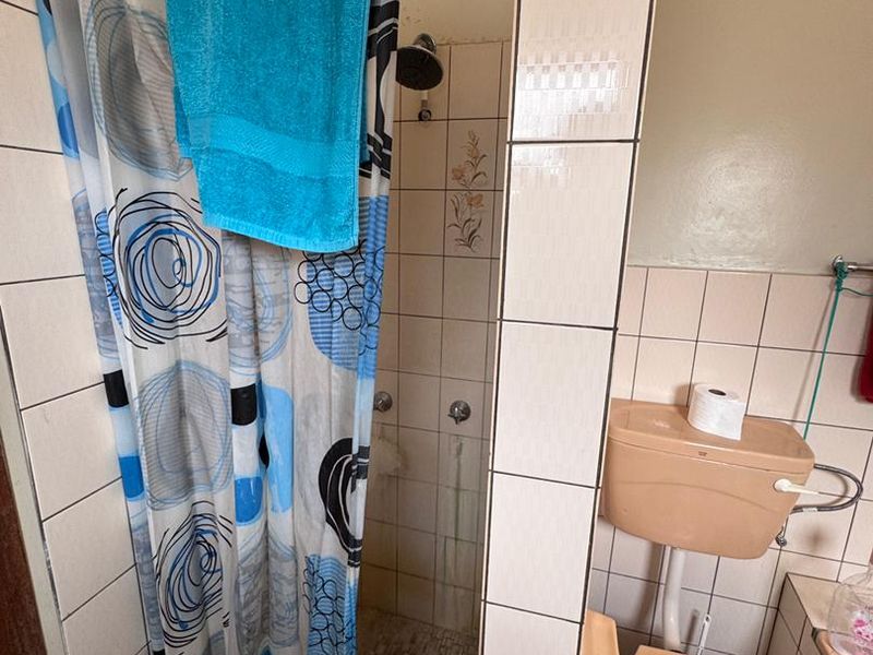 Family Home with Big Yard – Medium Renovation Opportunity in Hochland Park - Photo 8