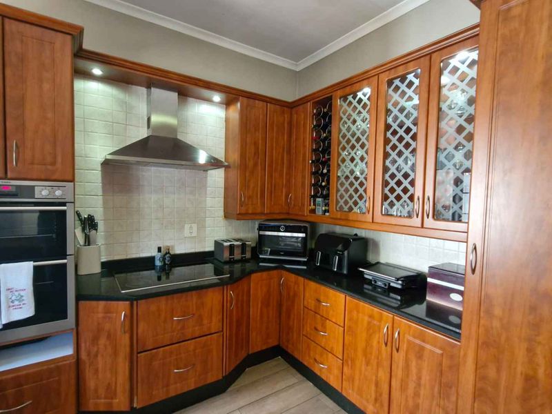 IMPECCABLE FAMILY HOME - Photo 5