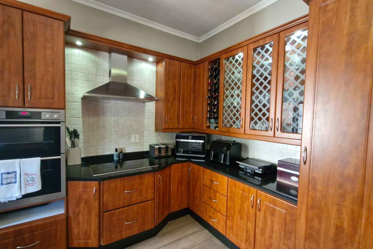 IMPECCABLE FAMILY HOME - Photo 5