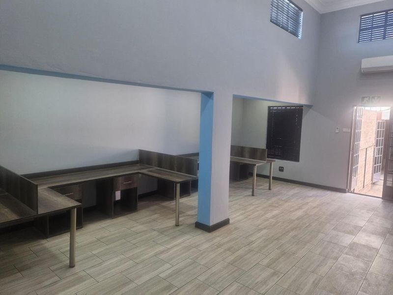 Prime Office Space in a High-Exposure Business Location - Photo 3