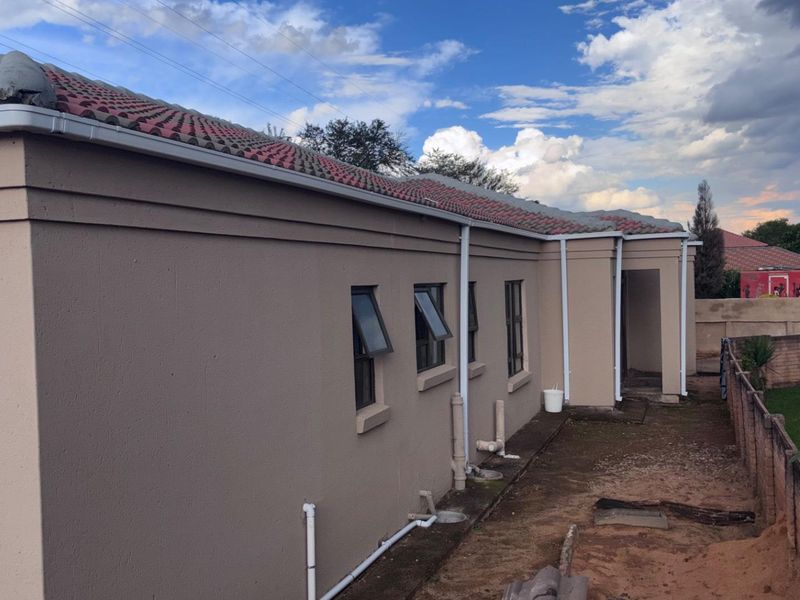 SPACIOUS 3 BEDROOM HOME - Photo 4