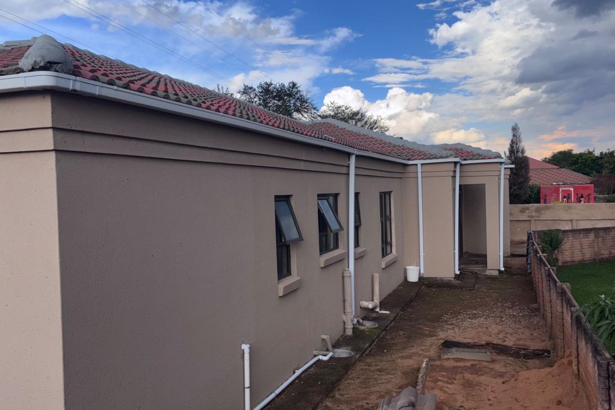 SPACIOUS 3 BEDROOM HOME - Photo 4