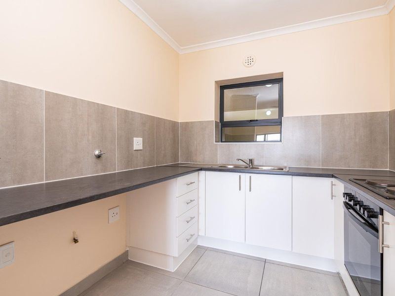 Spacious Three Bedroom Apartment - Photo 2