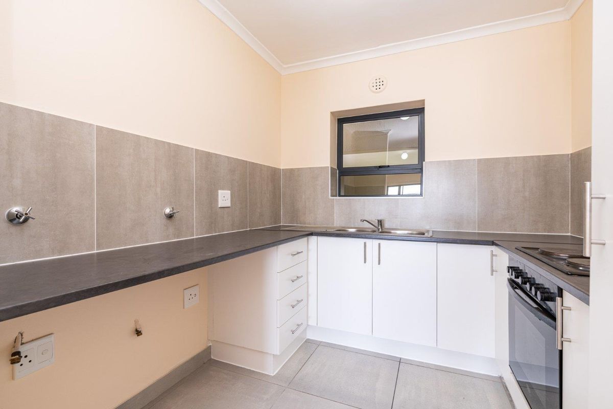 Spacious Three Bedroom Apartment - Photo 2