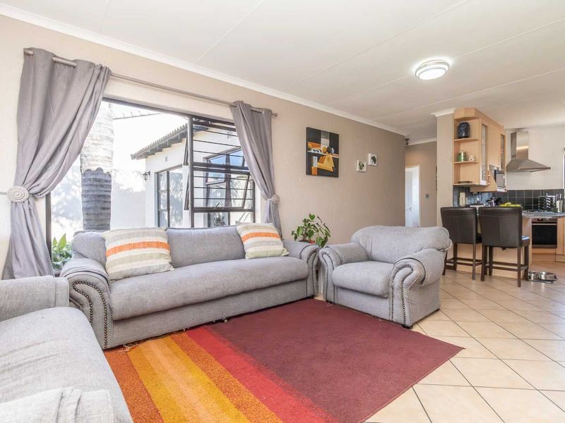 Lushy landscaped complex: Enjoy comfort and convenience - Photo 5