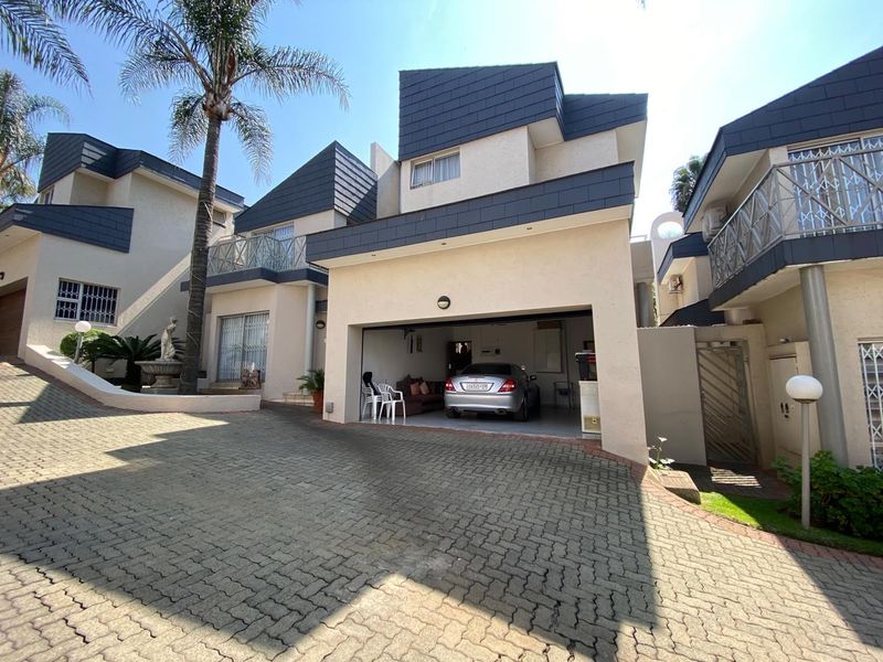 Spacious Family Home in Secure Complex - Photo 3