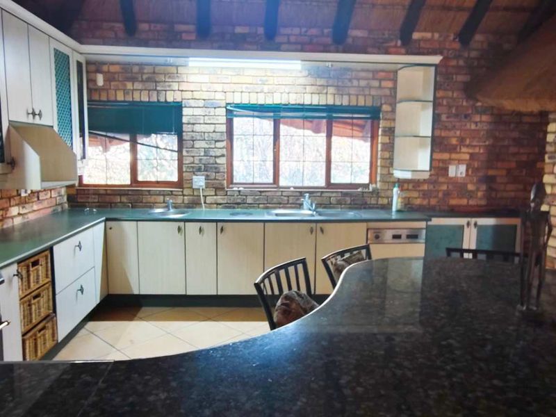Two Homes, Wild Garden & Entertainment Area—Perfect Investment - Photo 7