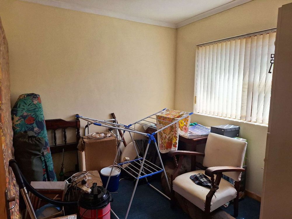 Bedroom 3 in main house - no cupboards