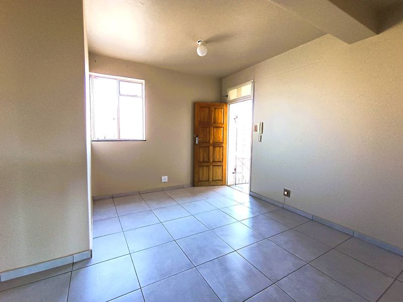 Spacious Corner Flat – Ideal Investment or First Home in Westdene - Photo 9