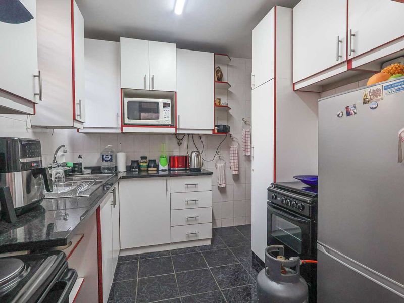 PRICED TO SELL – Pet-Friendly 3 Bedroom Duplex with Flat Garden! - Photo 7