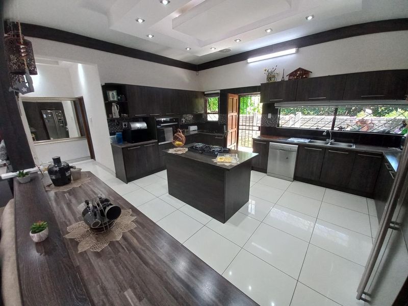 Exceptional Dual-Residency Property in Prime Location - Photo 6