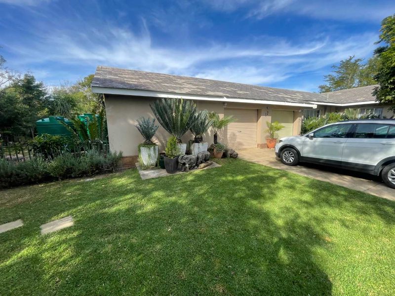 Modern 4 bedroom Strathmore home for sale - Photo 2