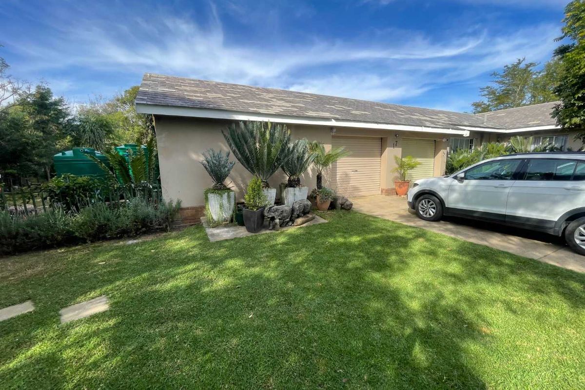 Modern 4 bedroom Strathmore home for sale - Photo 2