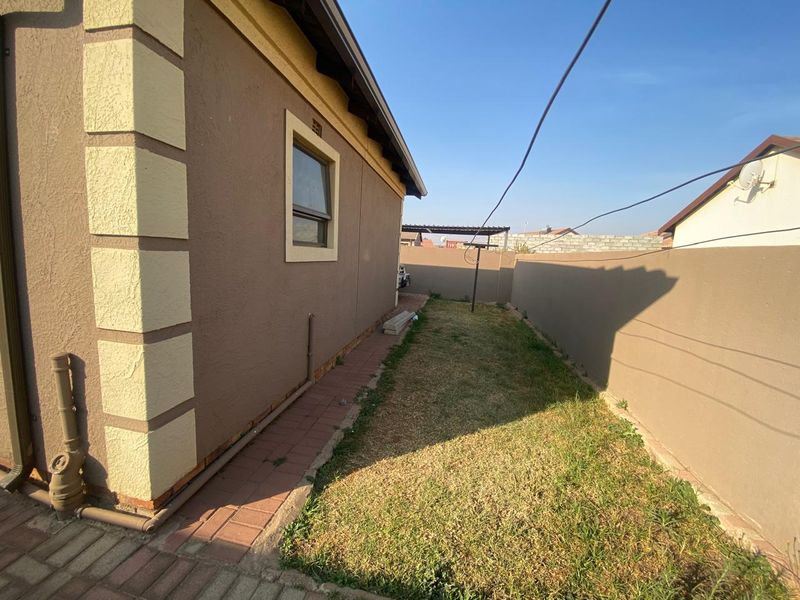 Three Bedroom Home for Rent - Photo 5