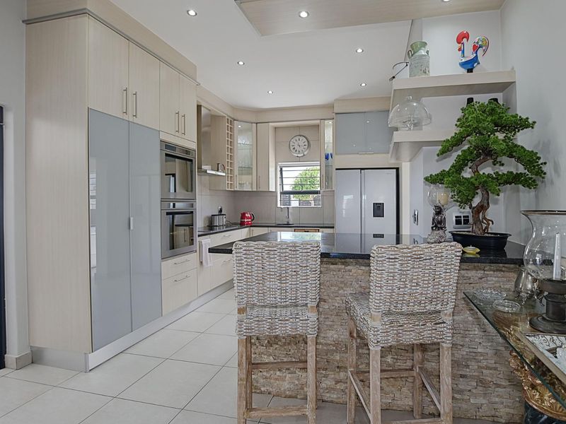 The Diamond in the Crown - Photo 10