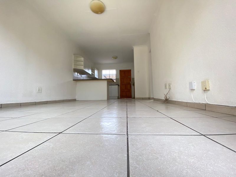 2 Bedroom Townhouse with  Wrap-Around Garden in Heuwelsig Estate! - Photo 8