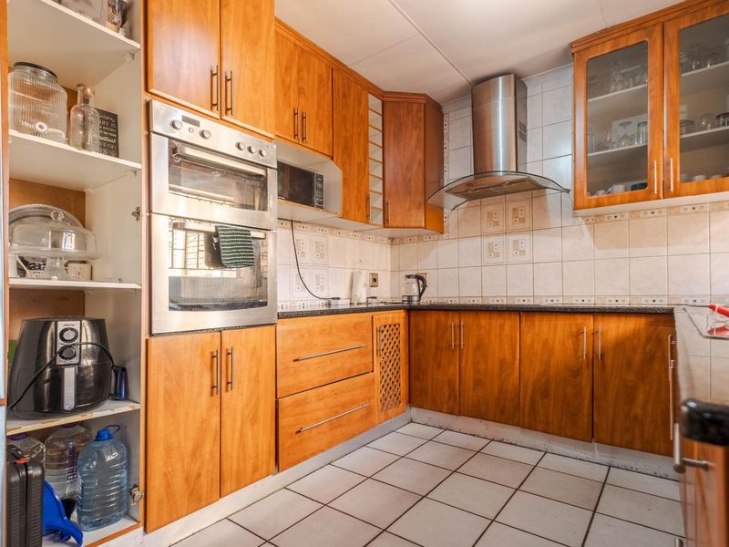 Seven bedroom home, large erf, loads of potential - Newlands - Photo 10