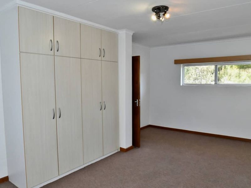 Safe and secure corner unit in small complex, near amenities - Photo 5