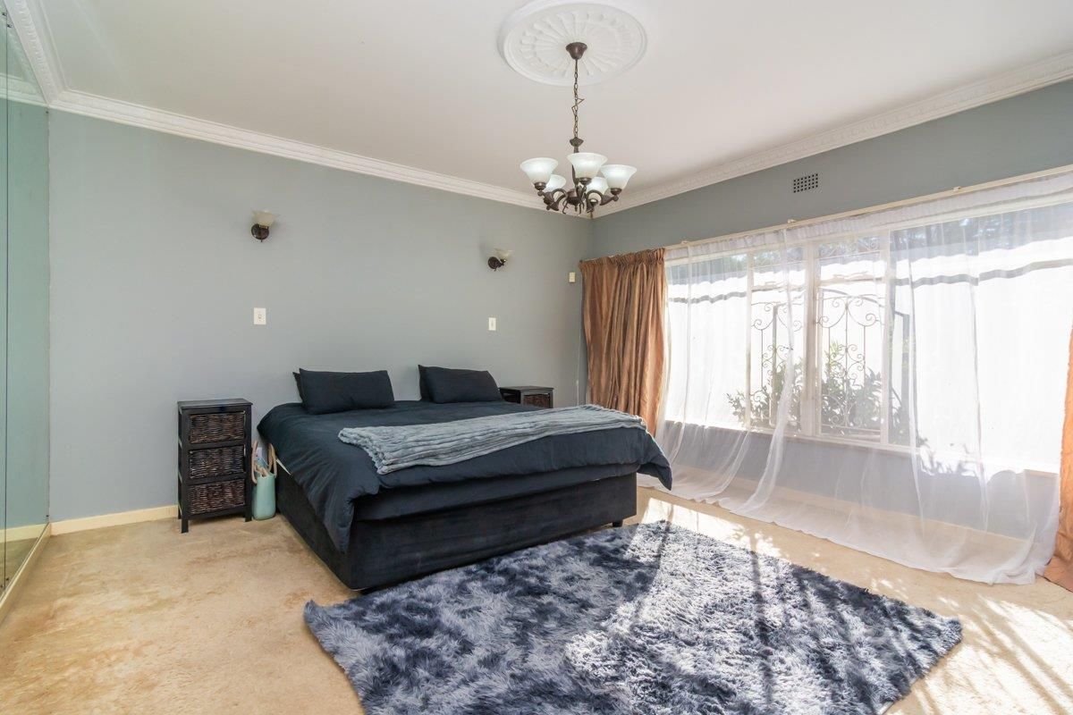 Spacious Family Living in the Heart of Noordheuwel - Photo 2